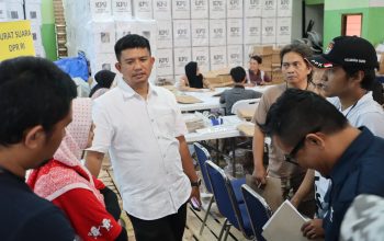Ketua KPU Kota Sukabumi, Imam Sutrisno tengah memeriksa kertas suara beberapa waktu lalu.
