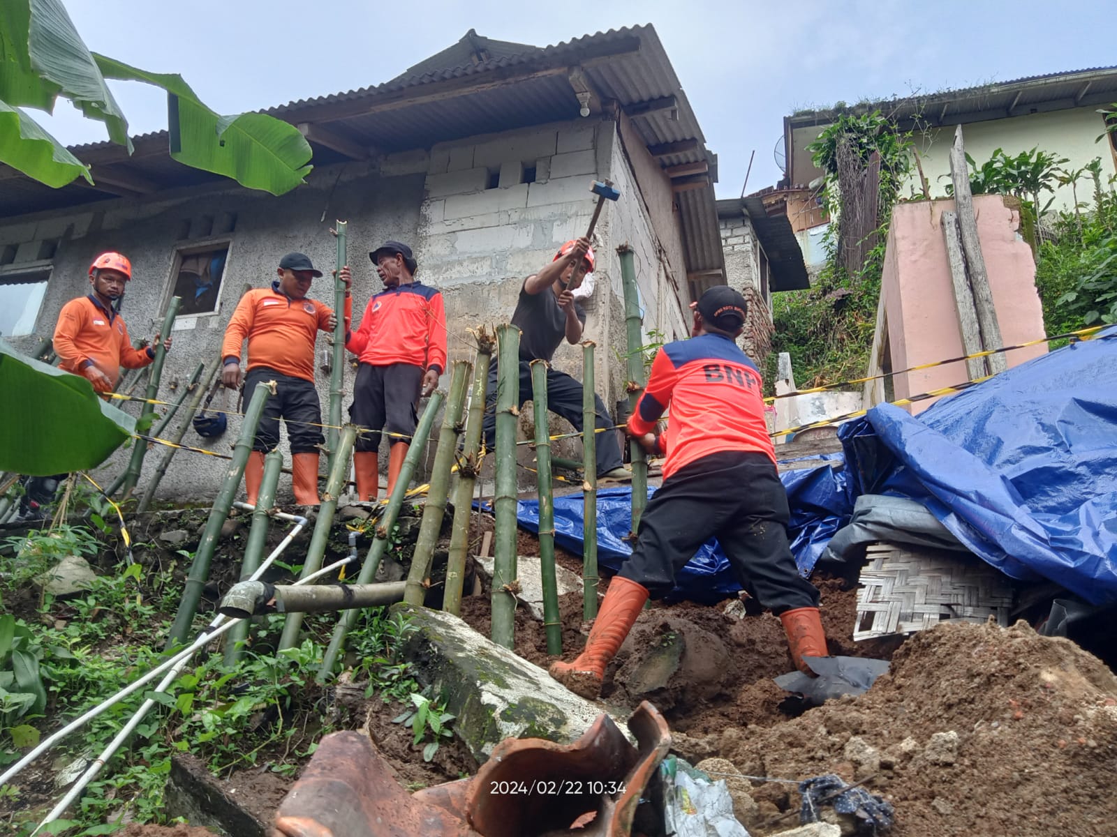 EVAKUASI: Sejumlah petugas BPBD Kota Sukabumi saat melakukan evakuasi bencana alam yang terjadi di wilayah kerjanya, belum lama ini.
