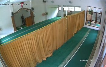 TEREKAM CCTV: Salah seorang pelaku saat melamcarkan aksinya melakukan pencurian kotak amal di Masjid Al Muhajirin, Perumahan Prana RT4/RW10, Kelurahan Cisarua, Kecamatan Cikole, belum lama ini.