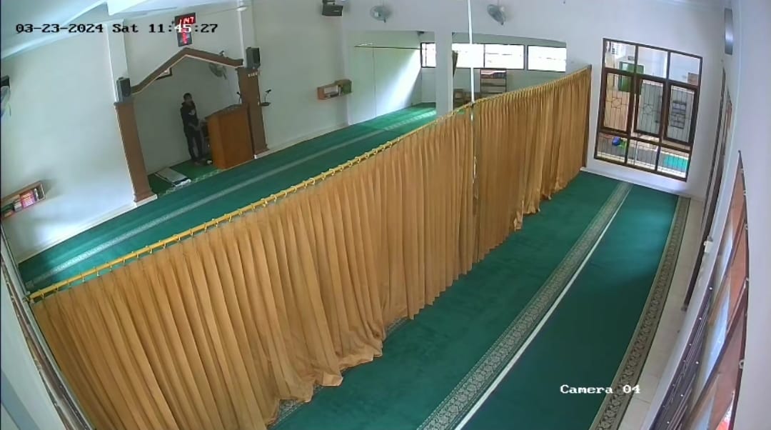 TEREKAM CCTV: Salah seorang pelaku saat melamcarkan aksinya melakukan pencurian kotak amal di Masjid Al Muhajirin, Perumahan Prana RT4/RW10, Kelurahan Cisarua, Kecamatan Cikole, belum lama ini.