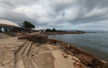 RUSAK : Kondisi kerusakan pada salah satu fasilitas yang ada di taman alun alun Gadobangkong. (FOTO : NANDI/ RADARSUKABUMI)
