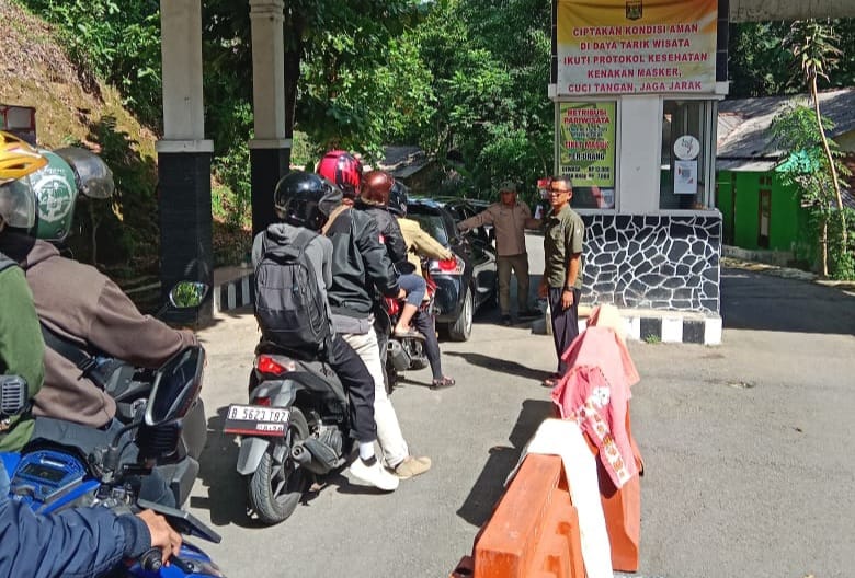 MEMBLUDAK : Suasana saat pengunjung akan memasuki kawasan Geyser Cipanas Cisolok.(FOTO : UNTUK RADARSUKABUMI)