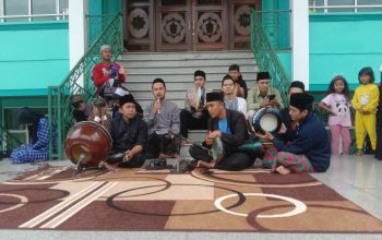 NGABUBURIT : Suasana saat tim Hadroh atau Marawis tampil dalam acara ngabuburit di masjid agung Palabuhanratu.(FOTO : NANDI/ RADARSUKABUMI)