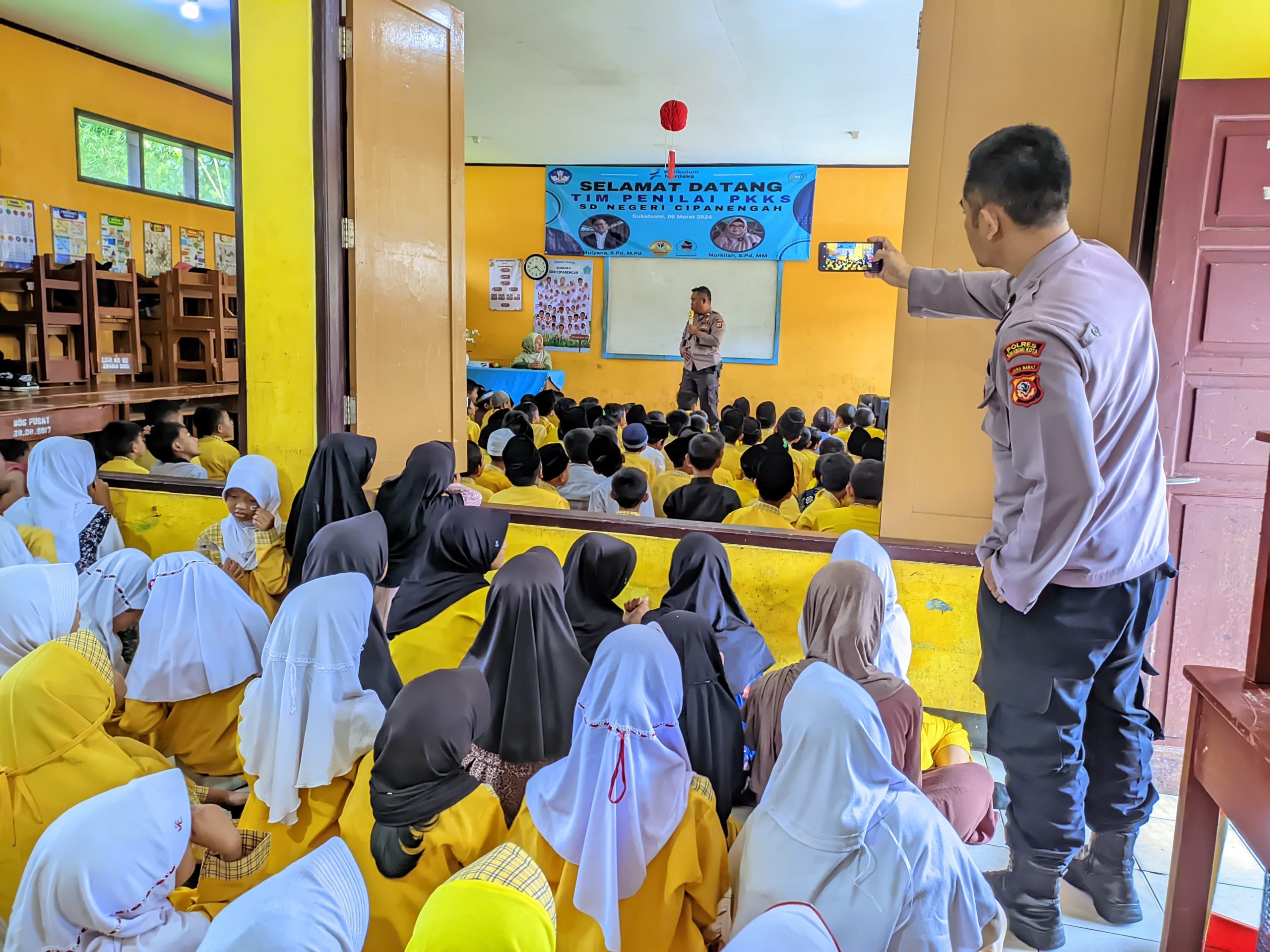Tim Pencegahan dan Penanganan Kekerasan (TPPK) SD Negeri Cipanengah Kota Sukabumi menggaet Polres Sukabumi Kota memberikan edukasi tentang perundungan kepada guru dan ratusan siswa di SDN Cipanengah, pada Jumat (15/3/2024).
