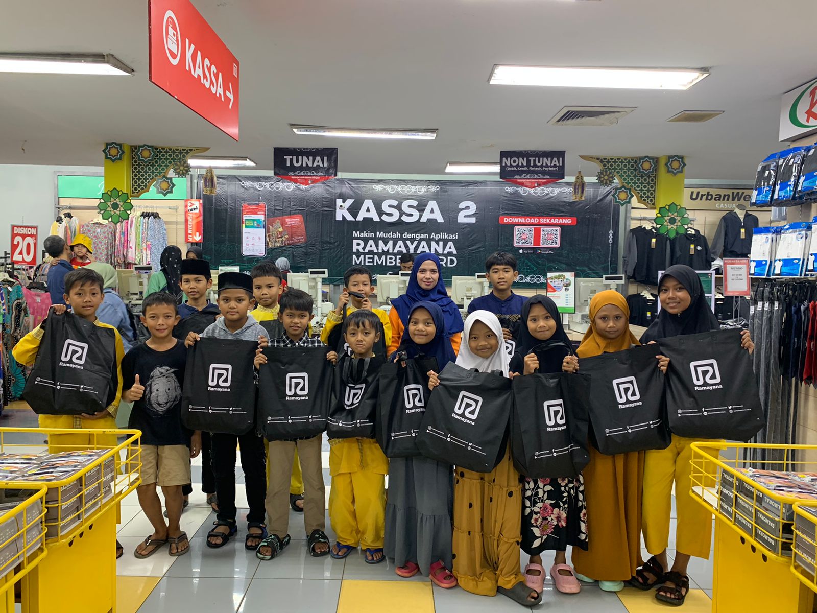 FOTO : Sejumlah siswa SDN Cipanengah kurang mampu mendapat kesempatan berbelanja kebutuhan lebaran di salah satu toko di Kota Sukabumi
