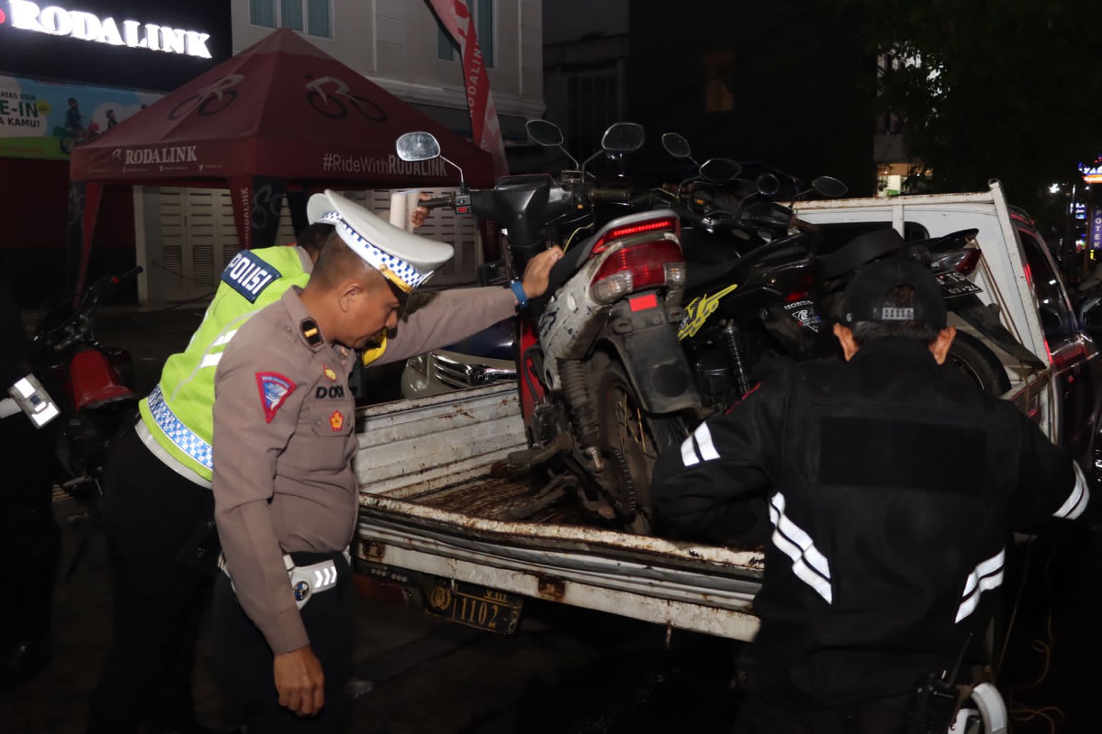 OPERASI: Sejumlah personel Polres Sukabumi Kota saat melakukan operasi di Jalan Jenderal Sudirman Cikole Kota Sukabumi, Sabtu (23/3).