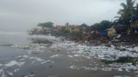 RUSAK : Kondisi rumah warga di pesisir pantai Citepus, Desa Citepus, kecamatan Palabuhanratu rusak diterjang gelombang tinggi.