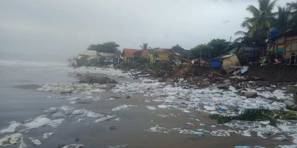 RUSAK : Kondisi rumah warga di pesisir pantai Citepus, Desa Citepus, kecamatan Palabuhanratu rusak diterjang gelombang tinggi.