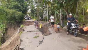 Jalan di Simpenan Sukabumi Amblas Tergerus Longsor