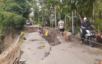 MONITORING : Tim gabungan forkompcam, Pemdes P2BK dan unsur unsur terkait lainnya saat melaksanakan pengecekan.(FOTO : NANDI/ RADARSUKABUMI)