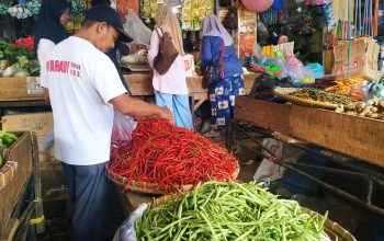 TURUN : Suasana pasar semi modern Palabuhanratu. (FOTO : NANDI/RADARSUKABUMI)