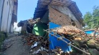 RUSAK :  Kondisi rumah warga di kampung Cikarang Tawang, RT 01, RW 05, Desa/Kecamatan Bantargadung, Kabupaten Sukabumi ambruk. Sabtu, (30/3).(FOTO : NANDI/ RADARSUKABUMI)
