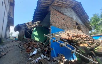 RUSAK :  Kondisi rumah warga di kampung Cikarang Tawang, RT 01, RW 05, Desa/Kecamatan Bantargadung, Kabupaten Sukabumi ambruk. Sabtu, (30/3).(FOTO : NANDI/ RADARSUKABUMI)