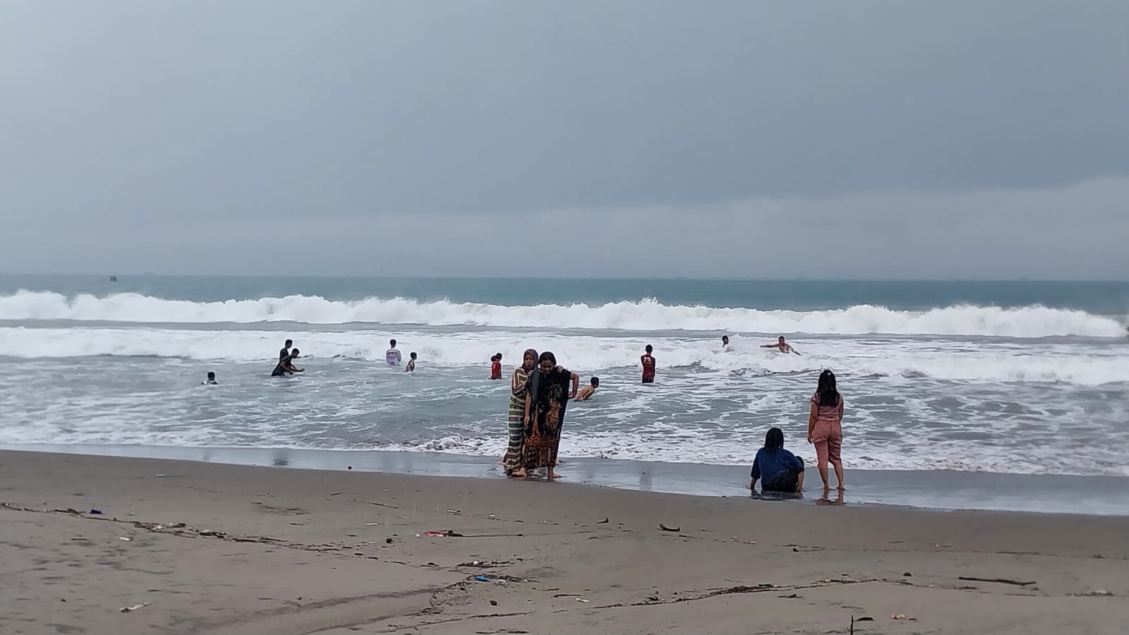 BERWISATA : Suasana pantai Karanghawu Kebonkalapa Cisolok, Kecamatan Cisolok, Kabupaten Sukabumi.(FOTO : NANDIRADARSUKABUMI)