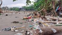 SAMPAH : Suasana pantai Citepus muara, pasca diterjang ombak besar dipenuhi sampah. (FOTO : NANDI/ RADARSUKABUMI)