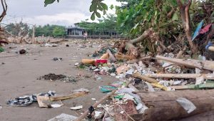 Gelombang Tinggi Bawa Sampah yang Berserakan