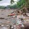SAMPAH : Suasana pantai Citepus muara, pasca diterjang ombak besar dipenuhi sampah. (FOTO : NANDI/ RADARSUKABUMI)