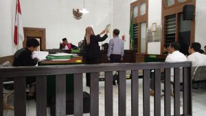 DISIDANG : Suasana emeriksaan ahli kasus tiga mantan pejabat Perumda-ATE saat menjalani sidang di PN Tipikor Bandung pada Kamis (28/3).(FOTO : UNTUK RADAR SUKABUMI)