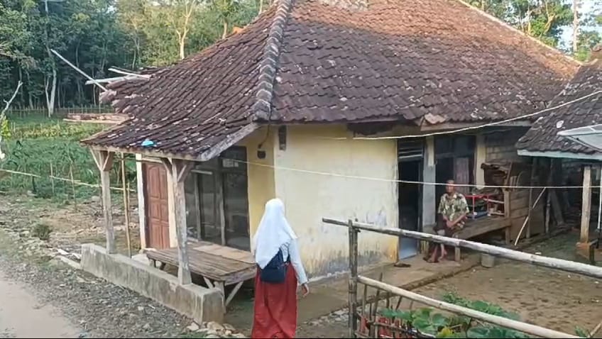 PERLU BANTUAN : Kondsi rumah Empud warga kecamatan Surade yang sebagian ambruk karena lapuk dimakan usia.(FOTO : NANDI/ RADARSUKABUMI)