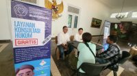 PELAYANAN: DPC AAI ON Sukabumi Raya saat menggelar konsultasi hukum gratis di Jalan Ahmad Yani, Kecamatan Warudoyong, Kota Sukabumi, Minggu (24/3).