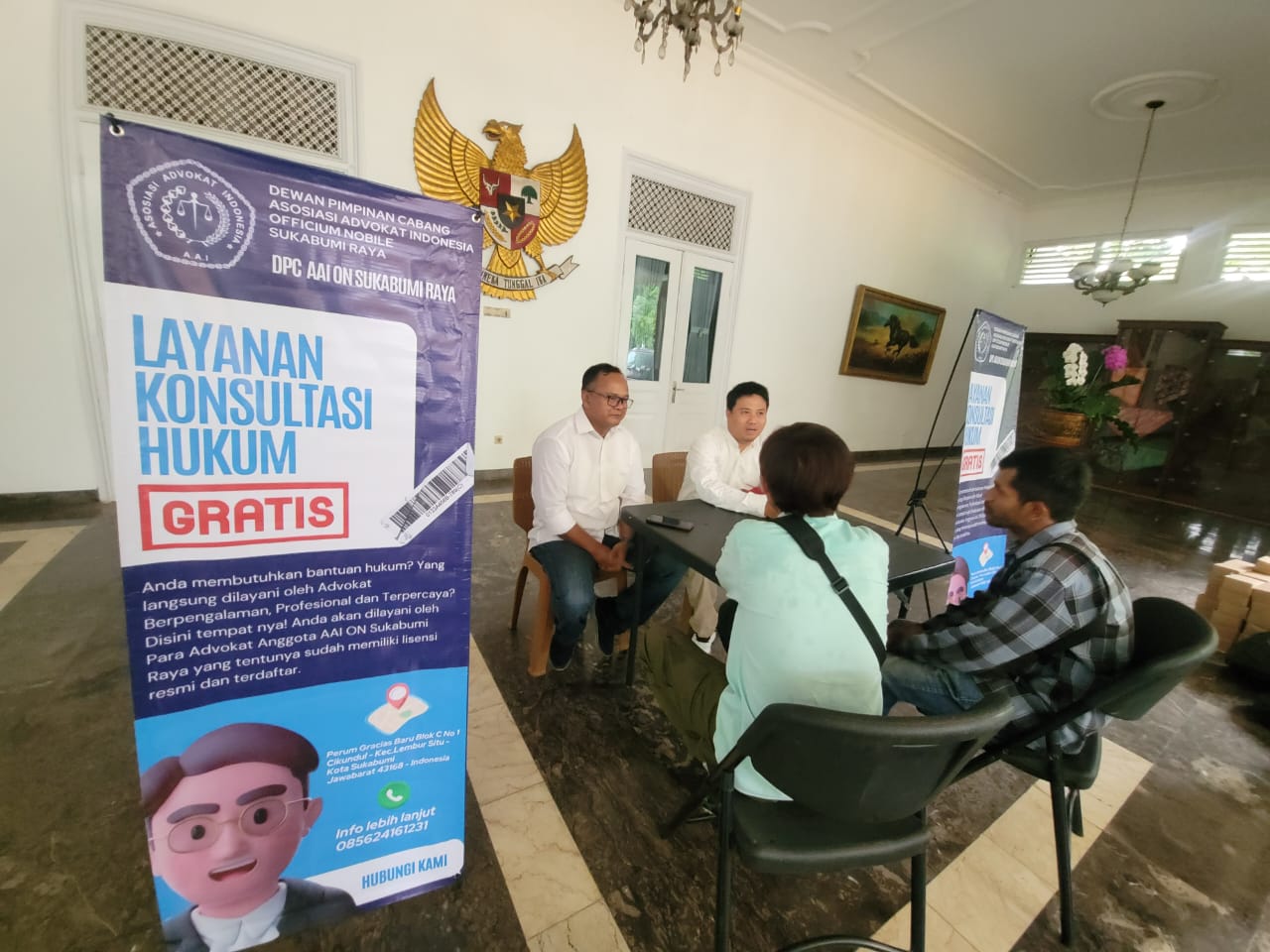 PELAYANAN: DPC AAI ON Sukabumi Raya saat menggelar konsultasi hukum gratis di Jalan Ahmad Yani, Kecamatan Warudoyong, Kota Sukabumi, Minggu (24/3).