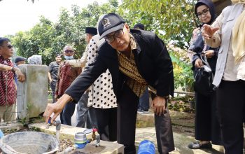 Anggota Komisi IV Abdul Muiz ikut melakukan peninjauan sarana air bersih di Desa Sindangwangi Majalengka