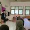 ARAHAN : Salah seorang guru Mapel Penjaskes SDN Taman, Kris Dwi Purnomo, saat menberikan tausiyah kepada para siswanya pada Rabu (27/03).(FOTO : UNTUK RADAR SUKABUMI)