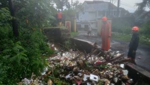 Saluran Air Tersumbat Sampah, Jalan Kabandungan Diterjang Banjir