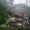 EVAKUASI: Sejumlah petigas saat mengevakuasi bajir limpasan di Jalan Kabandungan, Kematan Gunungpuyuh, Minggu (24/3).