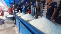 BERANSUR TURUN : Suasana Pedagang beras di Pasar Palabuhanratu, Kabupaten Sukabumi. (FOTO : NANDI/ RADARSUKABUMI)