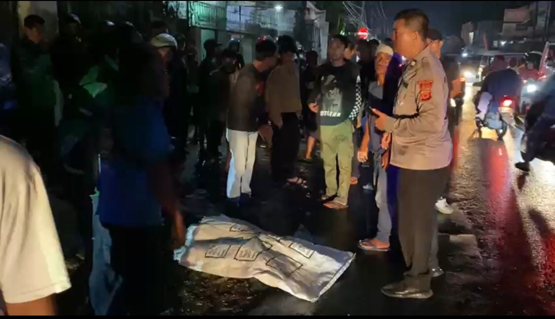 OLAH TKP : Petugas Kepolisian saat tengah melakukan pemeriksaan di lokasi laka lantas yang menewaskan seorang pejalan kaki di ruas Jalan Raya Sukabumi – Bogor, tepatnya di Kampung Sekarwangi, Keluharahan Cibadak, Kecamatan Cibadak, Kabupaten Sukabumi pada Jumat (22/03) malam.