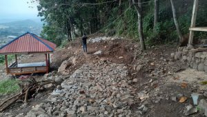 DIPROTES : Kondisi bangunan dan jalan di sekitar hutan gunung Jayanti yang dibangun warga penggarap.(FOTO : NANDI/ RADARSUKABUMI)