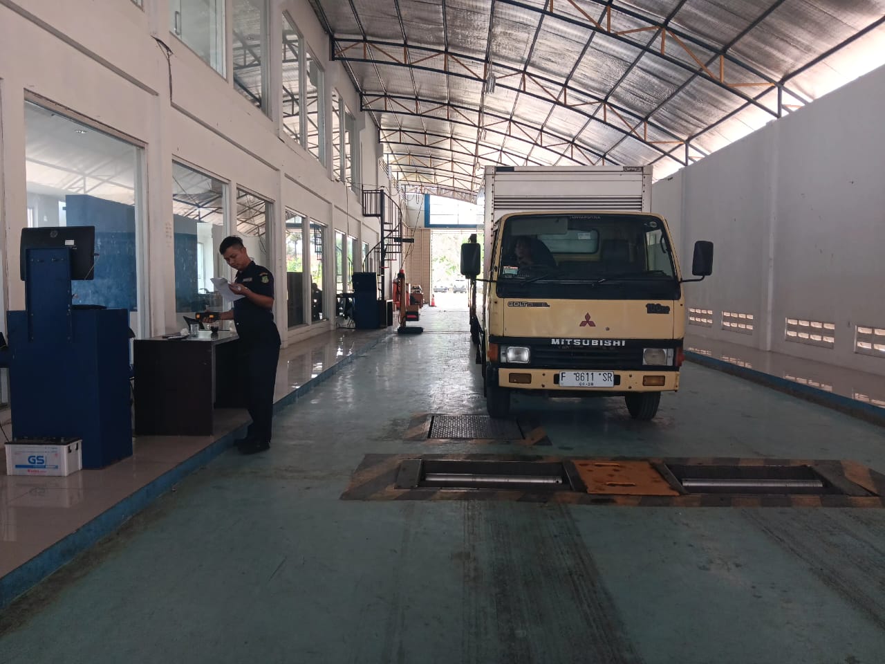 UJI KIR: Sejumlah kendaraan saat melakukan uji KIR di UPTD PKB Dishub Kota Sukabumi, di Jalan Baros, Kampung Nangela, Kecamatan Baros, Senin (25/3).(Foto : BAMBANG/RADARSUKABUMI)