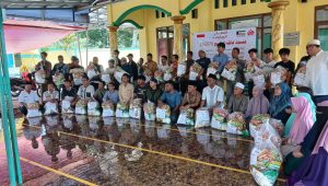 Abdul Muiz Salurkan Paket Sembako di Masjid Parungkuda
