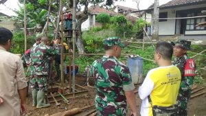 Dandim 0607 Kota Sukabumi Tinjau Pembangunan MCK dan Sumur Bor di Cibadak