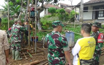DITINJAU : Dandim 0607/Kota Sukabumi, Letnan Kolonel Infanteri Yudi Hariyanto, saat meninjau prmbangunan TMMD di Desa Tenjojaya, Kecamatan Cibadak, Kabupaten Sukabumi.