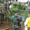 DITINJAU : Dandim 0607/Kota Sukabumi, Letnan Kolonel Infanteri Yudi Hariyanto, saat meninjau prmbangunan TMMD di Desa Tenjojaya, Kecamatan Cibadak, Kabupaten Sukabumi.