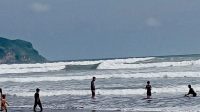 Sejumlah wisatawan bermain air di Pantai Cemoro Sewu, Desa Jetis, Kecamatan Nusawungu, Kabupaten Cilacap