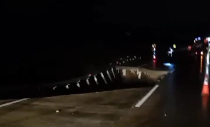 Tol Bogor Ciawi Sukabumi (Bocimi) seski II Ciawi-Cibadak dengan Exit tol Parungkuda dikabarkan longsor, (03/04/2024).