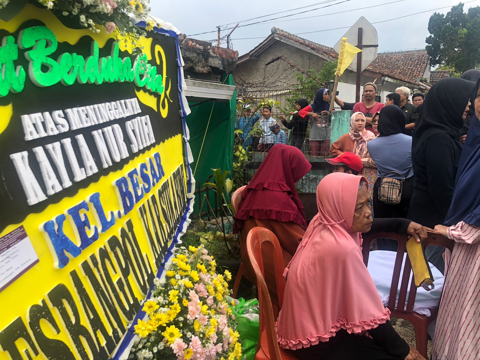 Kayla Nur Syifa (16) yang merupakan siswi kelas 10 dari SMA Negeri Cisaat yang dikabarkan meninggal dunia saat mengikuti seleksi calon peserta Pasukan Pengibar Bendera Pusaka (Paskibraka) tingkat Kabupaten Sukabumi pada Jumat, (19/4).