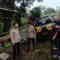Petugas Polsek Cikembar, Resort Sukabumi, saat olah TKP dua warga tewas setelah tersambar petir di di ruas Jalan Raya Primer, tepatnya di Kampung Cimenteng