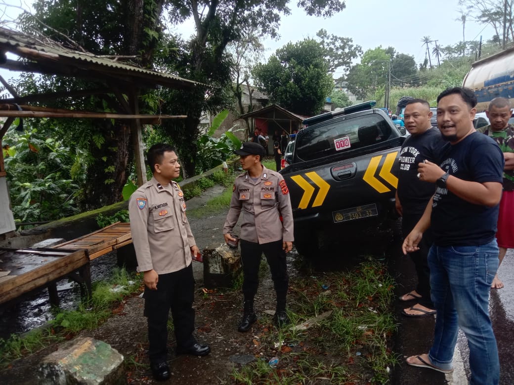 Petugas Polsek Cikembar, Resort Sukabumi, saat olah TKP dua warga tewas setelah tersambar petir di di ruas Jalan Raya Primer, tepatnya di Kampung Cimenteng