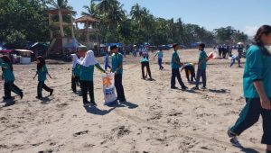 Ratusan pelajar SMPN 1 Cisolok saat ikut Aksi Operasi Semut Pungut Sampah