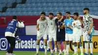 Para pemain Irak merayakan kemenangan mereka pada perempat final Piala Asia U-23 melawan Vietnam di Stadion Al-Janoub Doha 26 April 26, 2024. (AFP/KARIM JAAFAR)