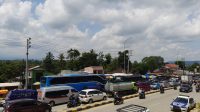 SUASANA : Kondisi kendaraan saat hendak memasuki pintu Exit Tol Bocimi Seksi II, Parungkuda, Kabupaten Sukabumi.