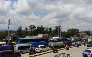 SUASANA : Kondisi kendaraan saat hendak memasuki pintu Exit Tol Bocimi Seksi II, Parungkuda, Kabupaten Sukabumi.