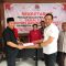 PENDAFTARAN : Habib Mulki saat menyerahkan berkas pendafataran untuk maju di Pilkada Kabupaten Sukabumi di Sekretariat DPC PDIP Kabupaten Sukabumi, tepatnya di Jalan Raya Selakopi, Desa Lembursawah, Kecamatan Cicatayan, Kabupaten Sukabumi pada Selasa (16/04) siang.(FOTO : DENDI/RADAR SUKABUMI)