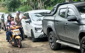 Retribusi masuk ke pantai Minajaya yang berada di antara Desa Buniwangi dan Desa Pasiripis, Kecamatan Surade, Kabupaten Sukabumi diprotes warga setempat.