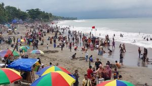 PADAT : Suasana pantai Karanghawu Cisolok Sukabumi ramai pengunjung.(FOTO : NANDI/ RADARSUKABUMI)