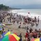 PADAT : Suasana pantai Karanghawu Cisolok Sukabumi ramai pengunjung.(FOTO : NANDI/ RADARSUKABUMI)